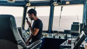 marin à l'intérieur de la passerelle d'un navire